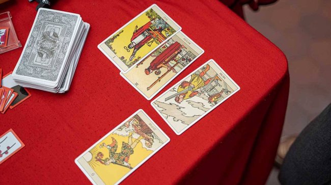 Россиян призвали избегать эзотериков и наставников «по заземлению» - «Мир женщины»